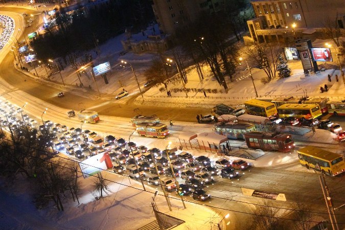 Реальное время в ижевске сейчас. Ижевск перекресток Горького и Кирова. Пробки Ижевск. Ижевск пробки зима. Перекресток Кирова Горького Ижевск знаки.