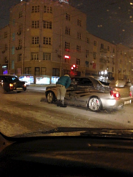 1920 X 2560 1008.9 Kb 17.12 в 21:10 перекресток Горького и Советской, проезд на красный!