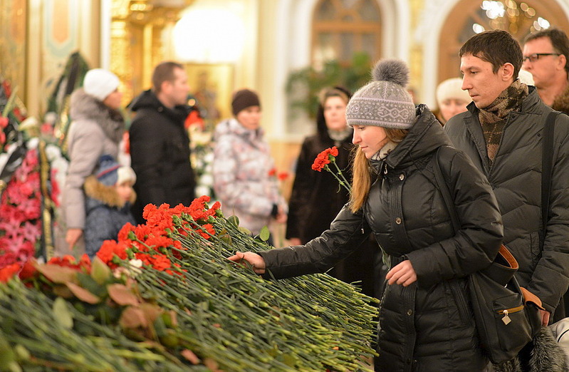 Панихидный стол в храме. Панихида в храме. Родительская суббота в храме. Отпевание в православном храме. Панихида на радоницу в церкви.