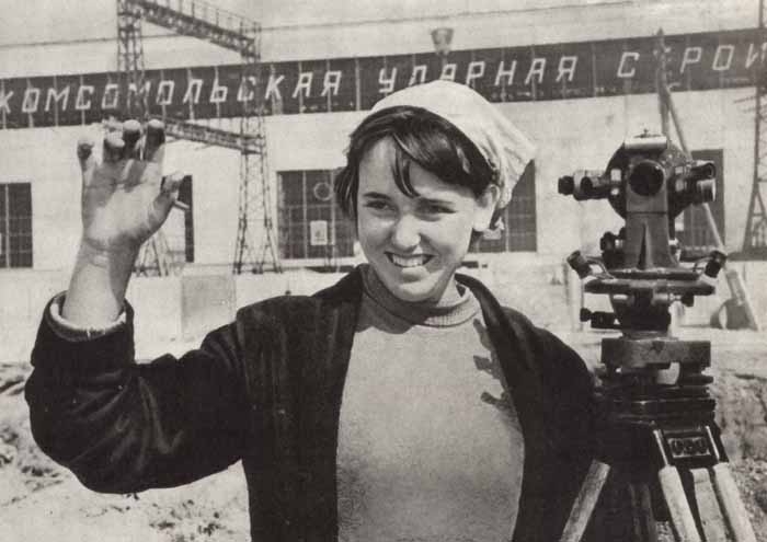 700 x 495 Ленин - красный император