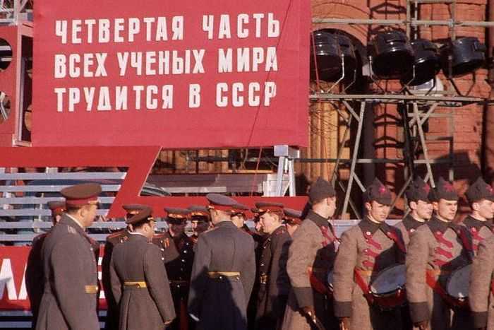 700 x 467 Ленин - красный император