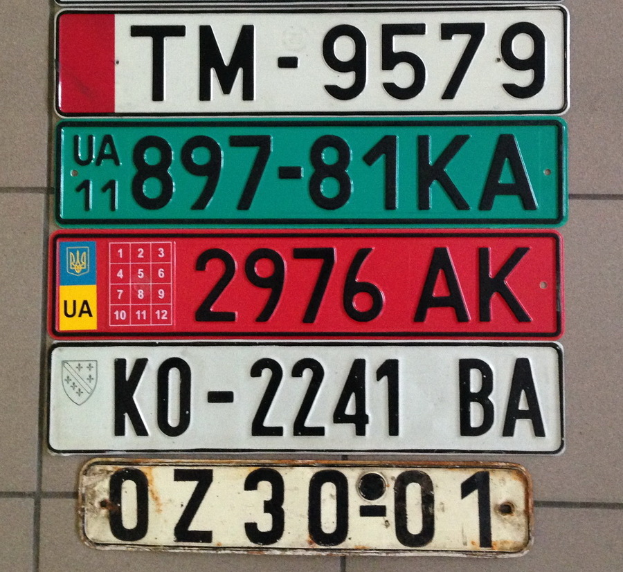 Какие номера в германии. Автономера ГДР. Транзитные номера номерные знаки Германия. Автомобильные номера Латвии. Немецкие Транзиты номера.