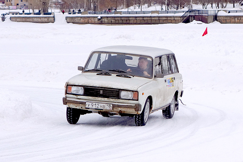 1600 X 1066 376.4 Kb 01.03.2014. большие гонки г. Воткинск. (параллельные авто-мото гонки)