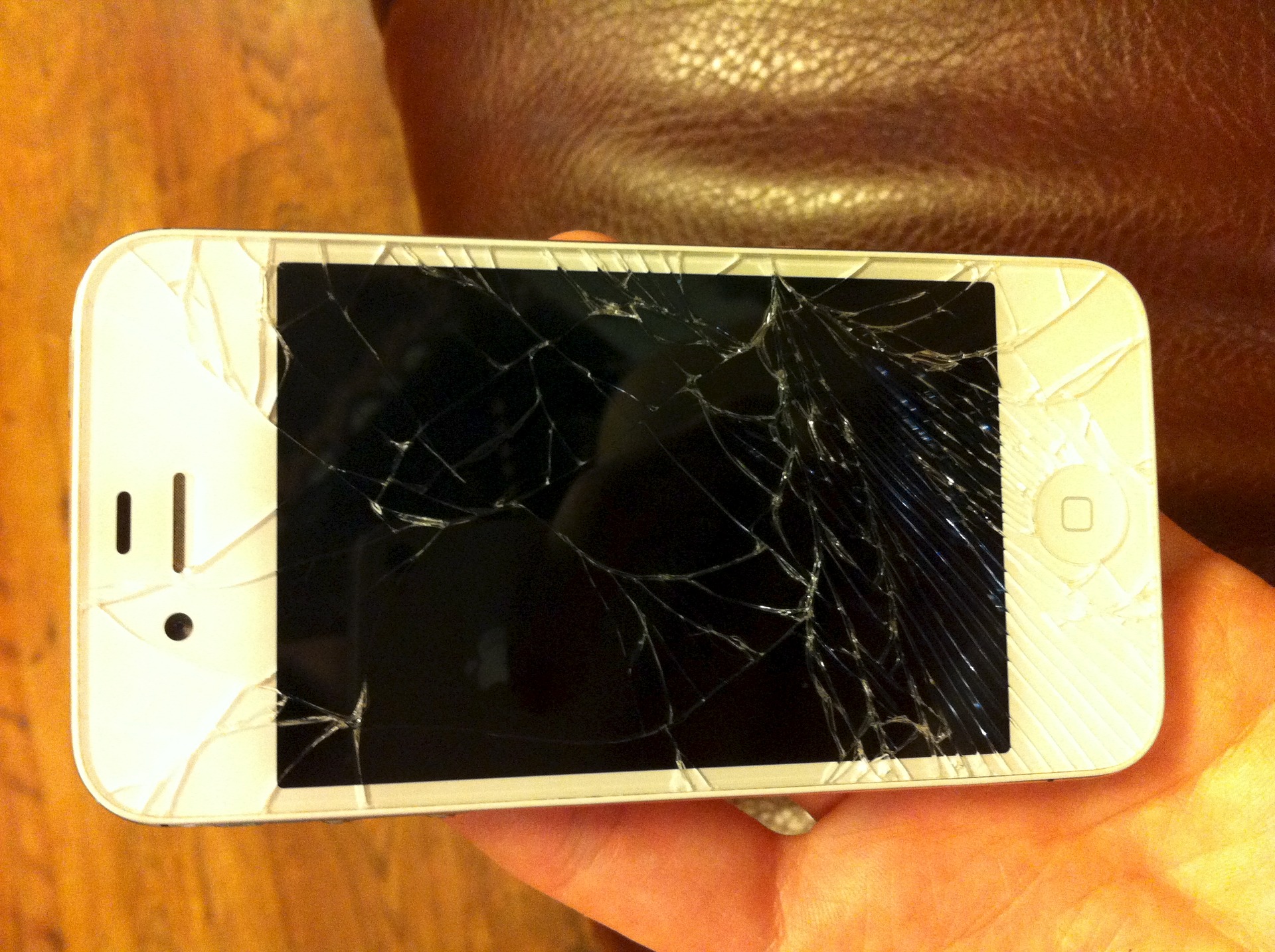 Куплю разбитый. Разбитый айфон 4s. Разбитый айфон 4. Айфон 4 треснутый. Сломанный смартфон.