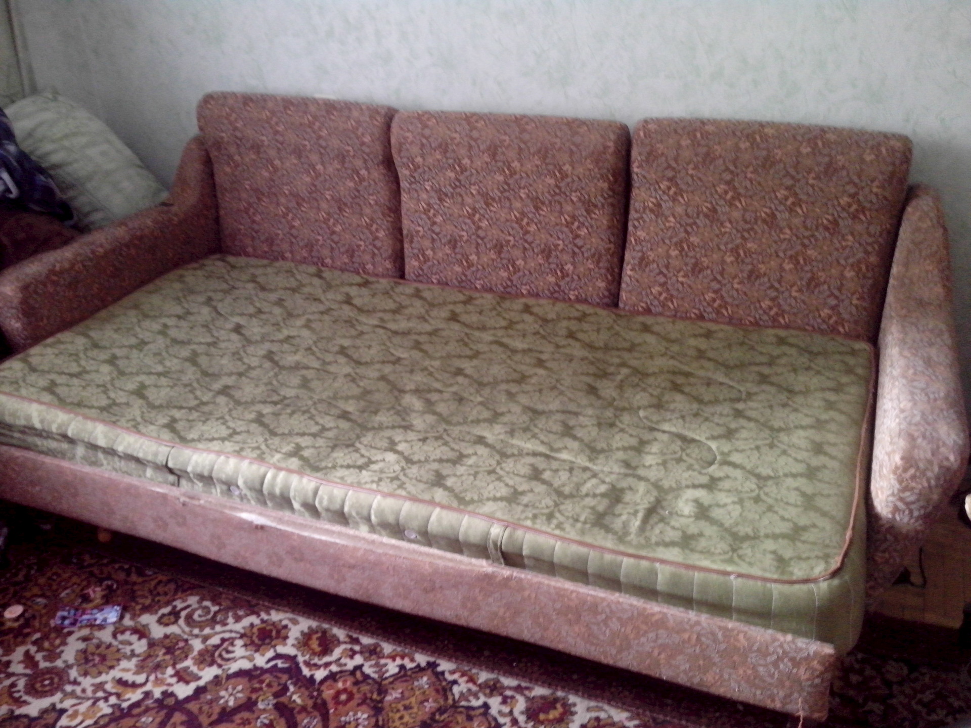Свежие объявления мебель б. Старый диван. Старые диваны самовывоз. Спальный диван даром. Диван даром самовывоз.