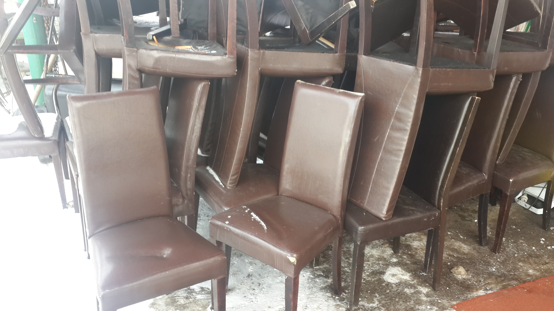стул в виде мясных помоев