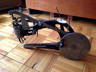 640 X 480 132.7 Kb Недорого, машинка для прошивки обуви.