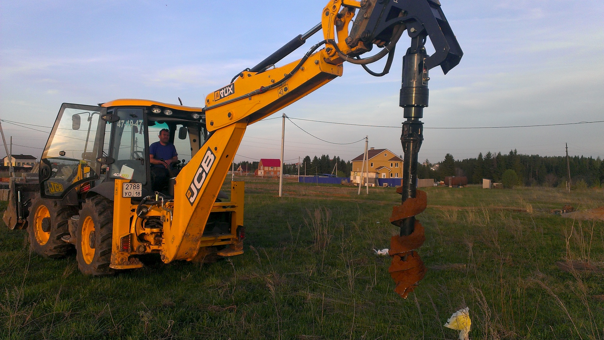 Погрузчик с ямобуром. Ямобур JCB 4cx. Гидробур на JCB 3cx. Бур на JCB 3cx. Гидромолот на JCB 3cx.