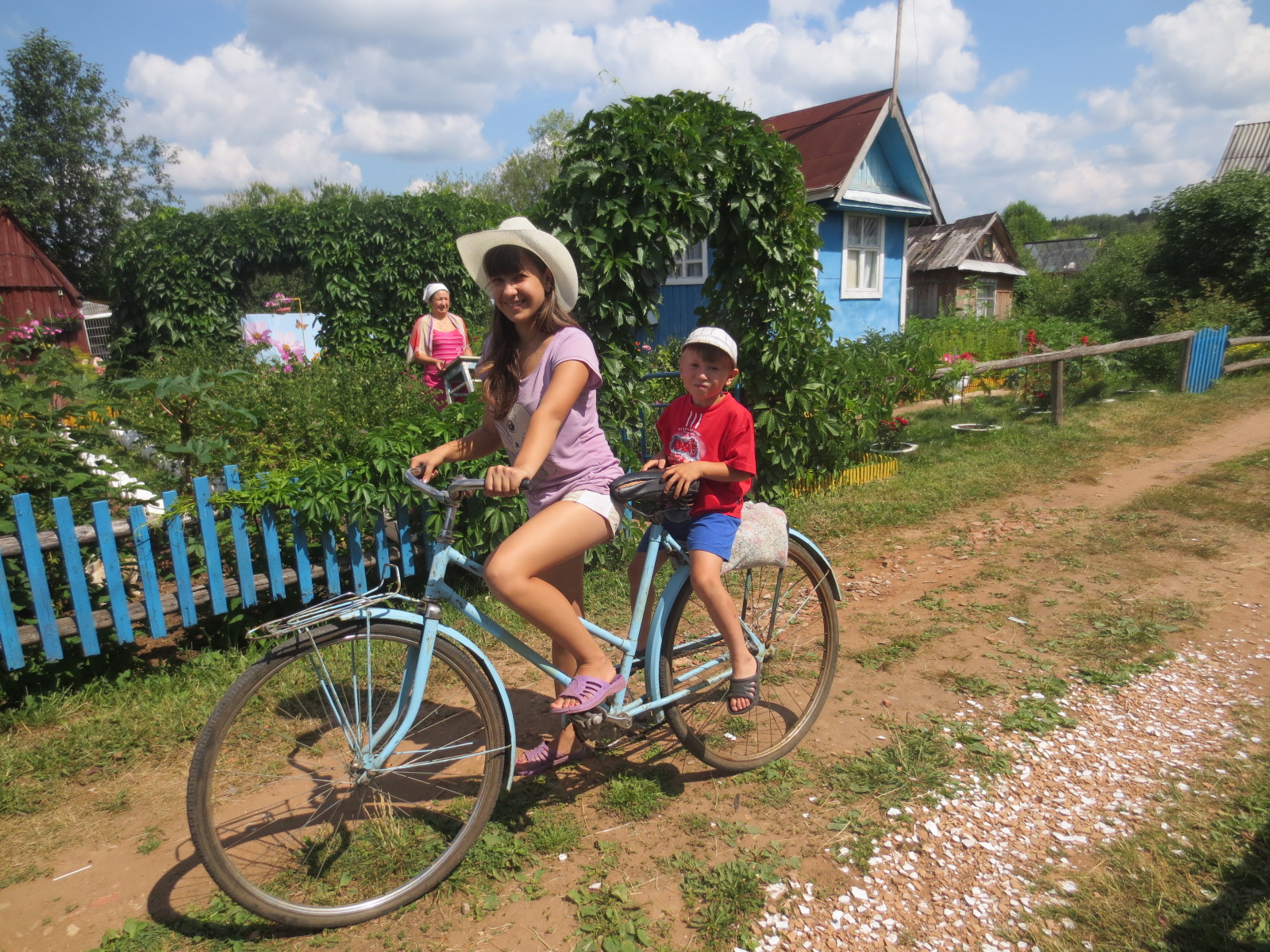 Каникулы летом в деревне. Дети на велосипедах в деревне. Кататься на велосипеде в деревне. Деревенский велосипед. Сельский велосипед.