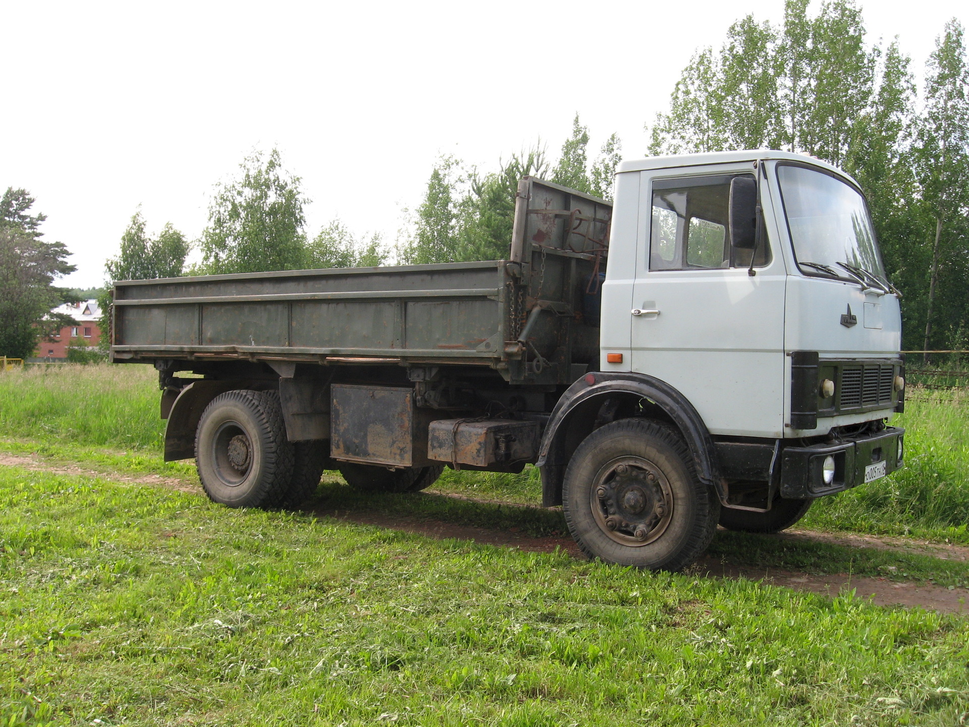 Самосвал МАЗ 555102