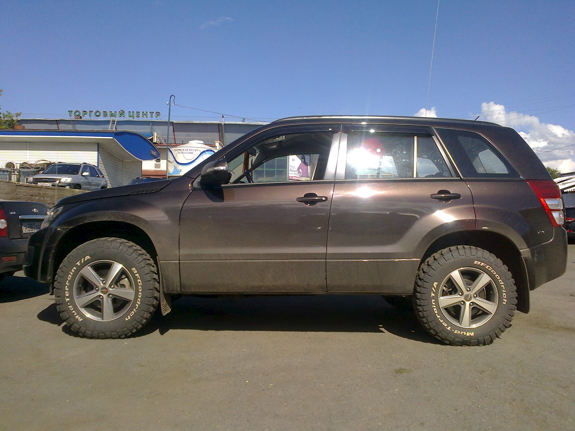 Suzuki vitara шины. Сузуки Гранд Витара 2008 на грязевой резине. Suzuki Grand Vitara лифт. Колеса на Сузуки Грант Витара 2008. Suzuki Grand Vitara 3 лифт.