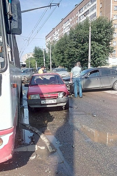 686 X 1024 216.8 Kb 640 x 480 05.07.2014 ДТП на ул. Клубная, около остановки <Селтинская>