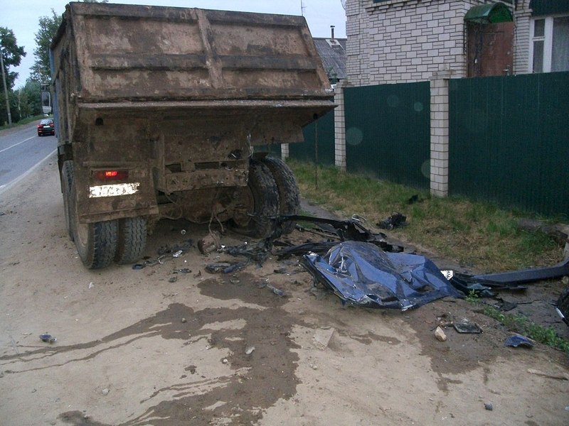1280 X 960 228.1 Kb 02.08.2014 ДТП на улице азина. между ул. колхозной и депутатской. bmw x5 vs камаз