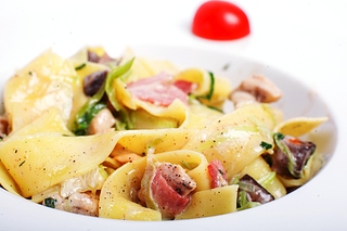 1200 X 800 333.8 Kb Pasta Hut -    