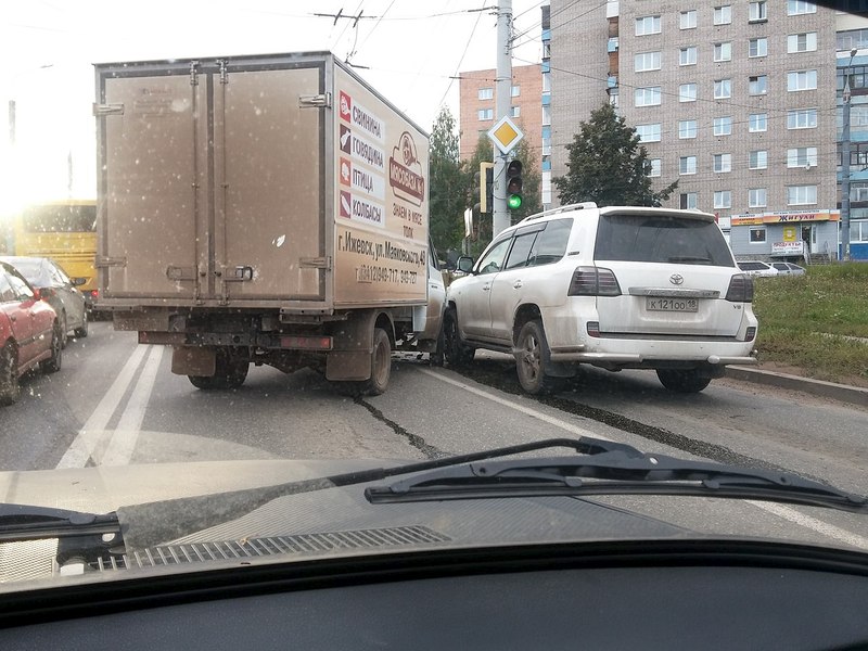 1280 X 960 231.8 Kb 05.09.2014 ДТП на перекрестке ул. Ворошилова и пр. Автозаводской, 3 авто