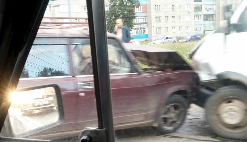 998 X 576 86.4 Kb 1280 X 960 231.8 Kb 05.09.2014 ДТП на перекрестке ул. Ворошилова и пр. Автозаводской, 3 авто