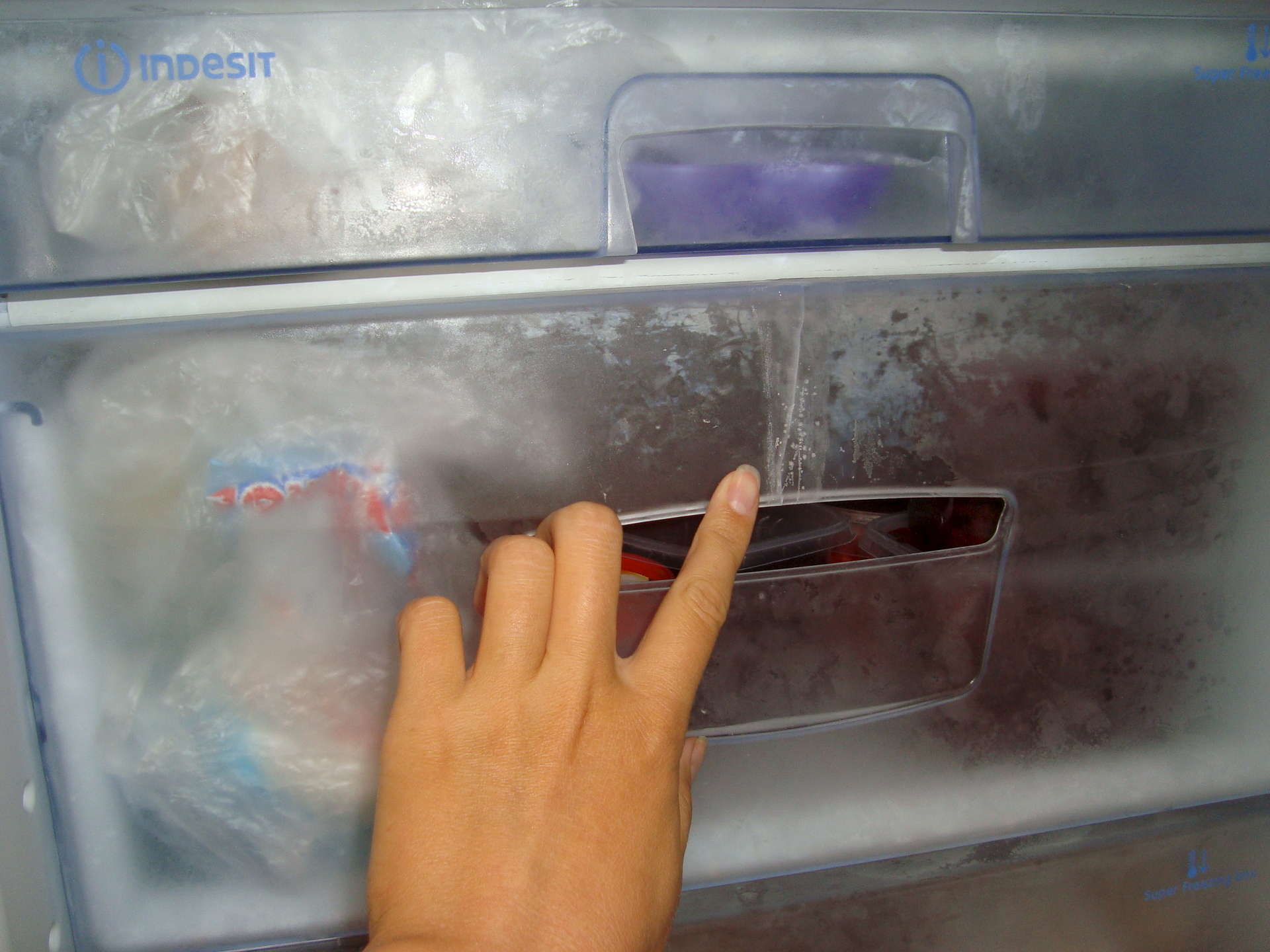 Трещина задней стенки. Треснули ящики для холодильника. Отремонтировать ящик в морозильной камере. Сломалась крышка для морозильной камеры. Треснула пластиковая дверца морозильной камеры.