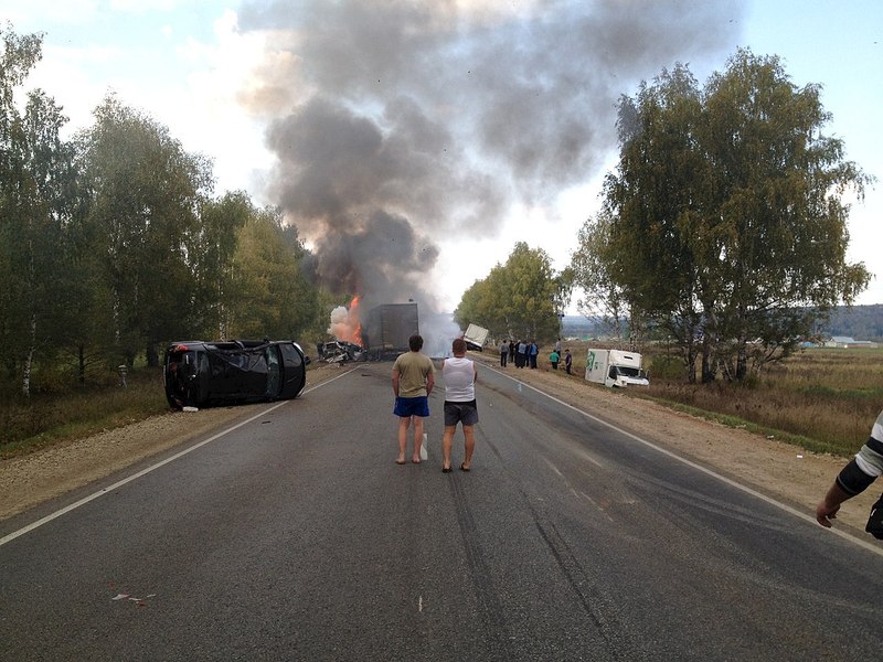 1280 X 960 258.5 Kb 21.09.2014 Ижевск - Можга столкнулись 9 авто, фура загорелась, 1 погиб.