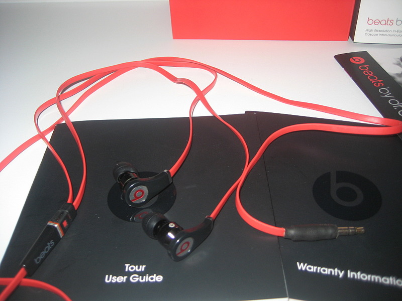 1920 X 1440 407.5 Kb 1920 X 1440 387.7 Kb   Sennheiser CX200 ,  iPod Shuffle