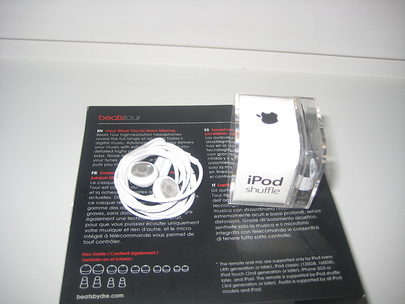1920 X 1440 454.2 Kb   Sennheiser CX200 ,  iPod Shuffle