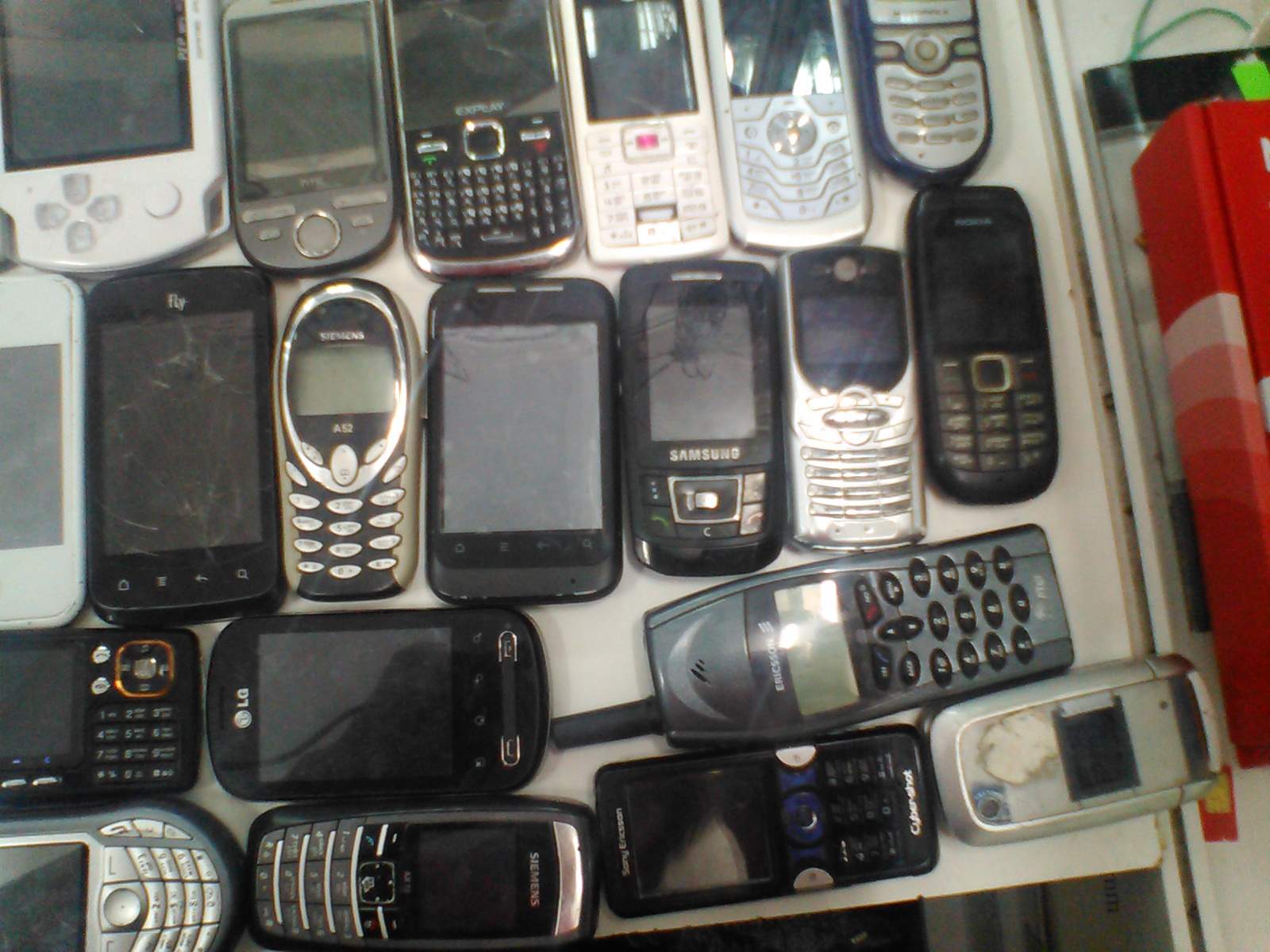 Сдать разбитый телефон. Скупка сломанных смартфонов. Куда сдать старый телефон. Где принимают старые телефоны. Картинки разбитых телефонов.