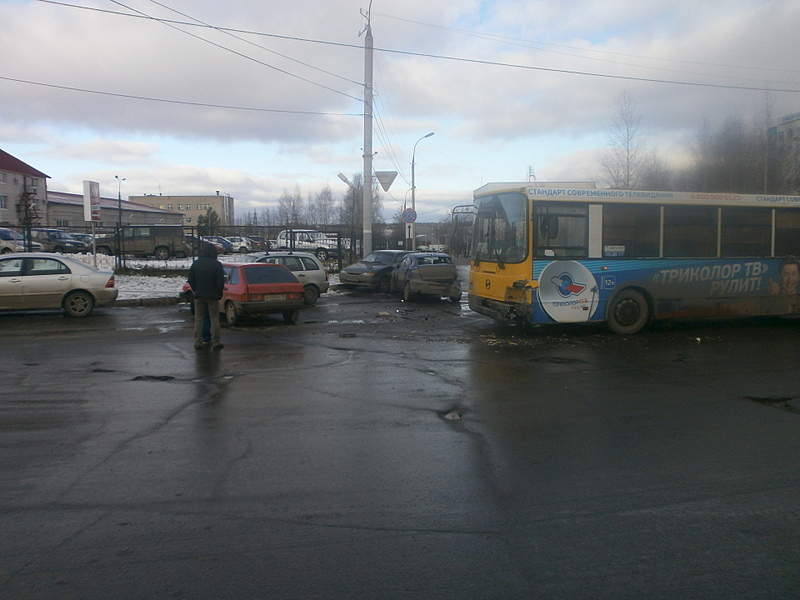 1920 X 1440 718.6 Kb 14.11.2014 возле завода пластмасс пьянь собрала 4 машины и автобус