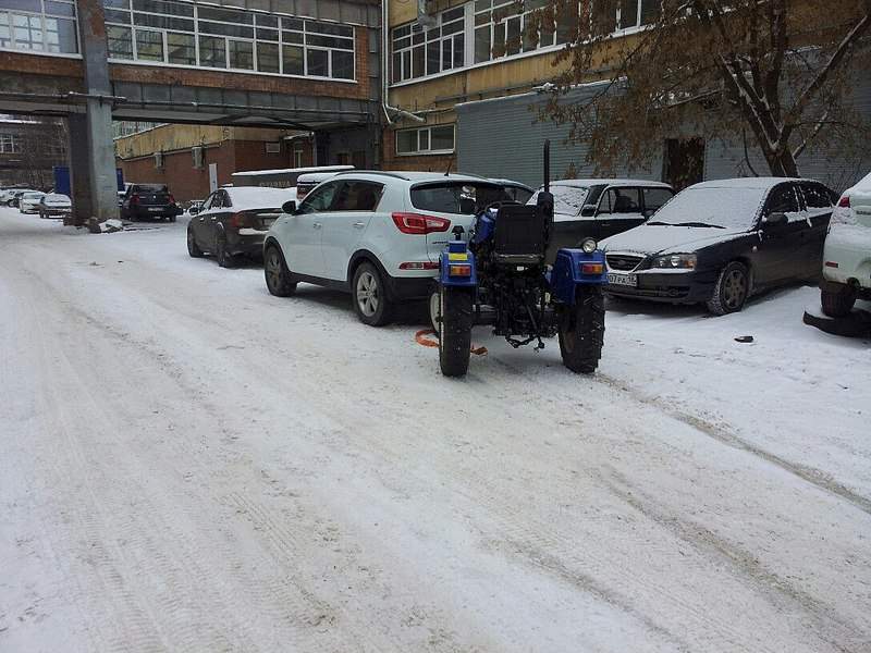 1088 X 816 204.7 Kb 1088 X 816 179.3 Kb 04.12.2014 курьезное ДТП на Телегина, мини-трактор догнал киа