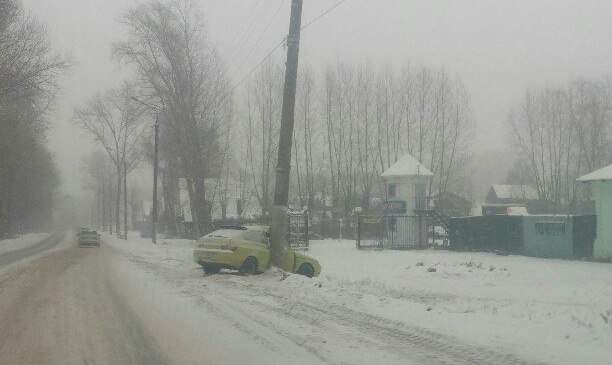 612 x 365 04.12.2014 на Лесозаводе, 12-ка купе влетела в столб