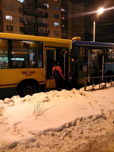 768 X 1024 147.2 Kb 12.12.2014 ДТП на ост. Дом Моделей недалеко от ТЦ Петровский. Столкнулись 2 автобуса