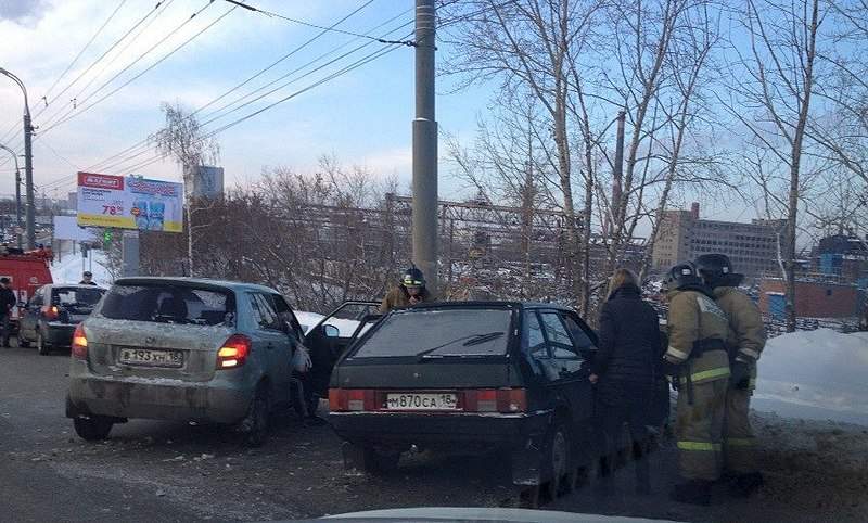 896 X 540 139.4 Kb 30.12.2014 ДТП на ул. Новоажимова после "долгого моста" в сторону завода <Ижсталь>