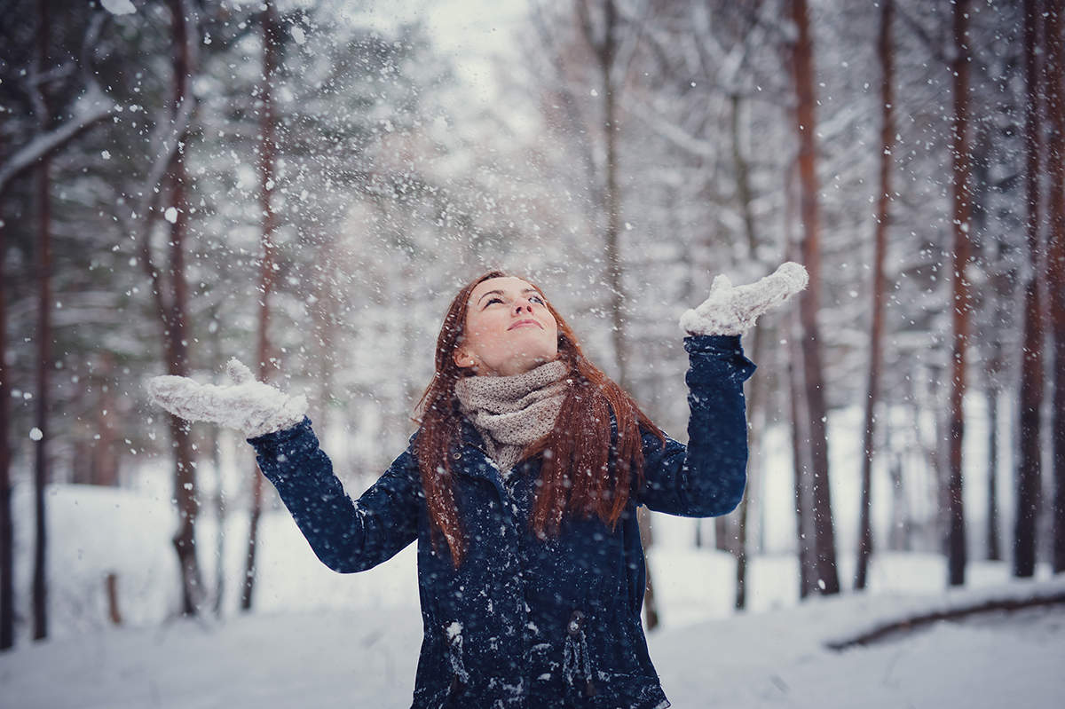 Девушка в сугробе. Девушка ловит снежинки. Девушка со снегом в руках. Ловит снег. Девушка ловит снег.