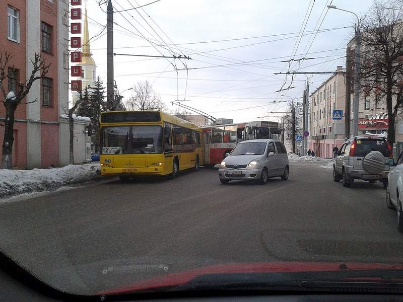 1280 X 960 294.6 Kb 17.01.2015 на ул.Советская и ул. Красная, автобус vs троллейбус