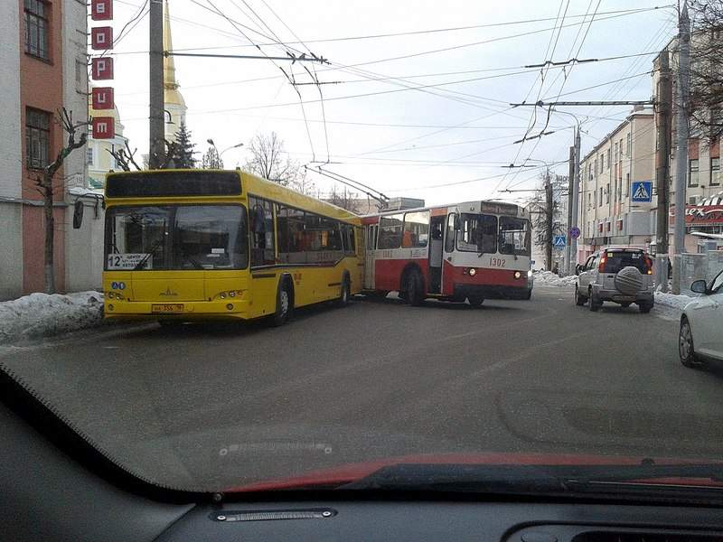 1280 X 960 281.2 Kb 1280 X 960 294.6 Kb 17.01.2015 на ул.Советская и ул. Красная, автобус vs троллейбус