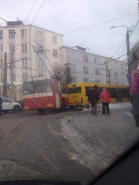 720 X 960 120.3 Kb 1280 X 960 281.2 Kb 1280 X 960 294.6 Kb 17.01.2015 на ул.Советская и ул. Красная, автобус vs троллейбус