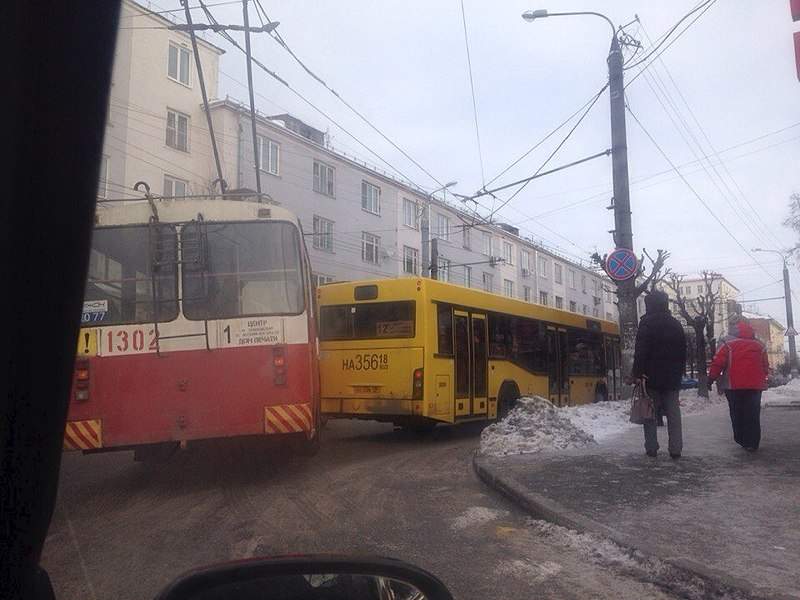 960 X 720 118.5 Kb 720 X 960 120.3 Kb 1280 X 960 281.2 Kb 1280 X 960 294.6 Kb 17.01.2015 на ул.Советская и ул. Красная, автобус vs троллейбус