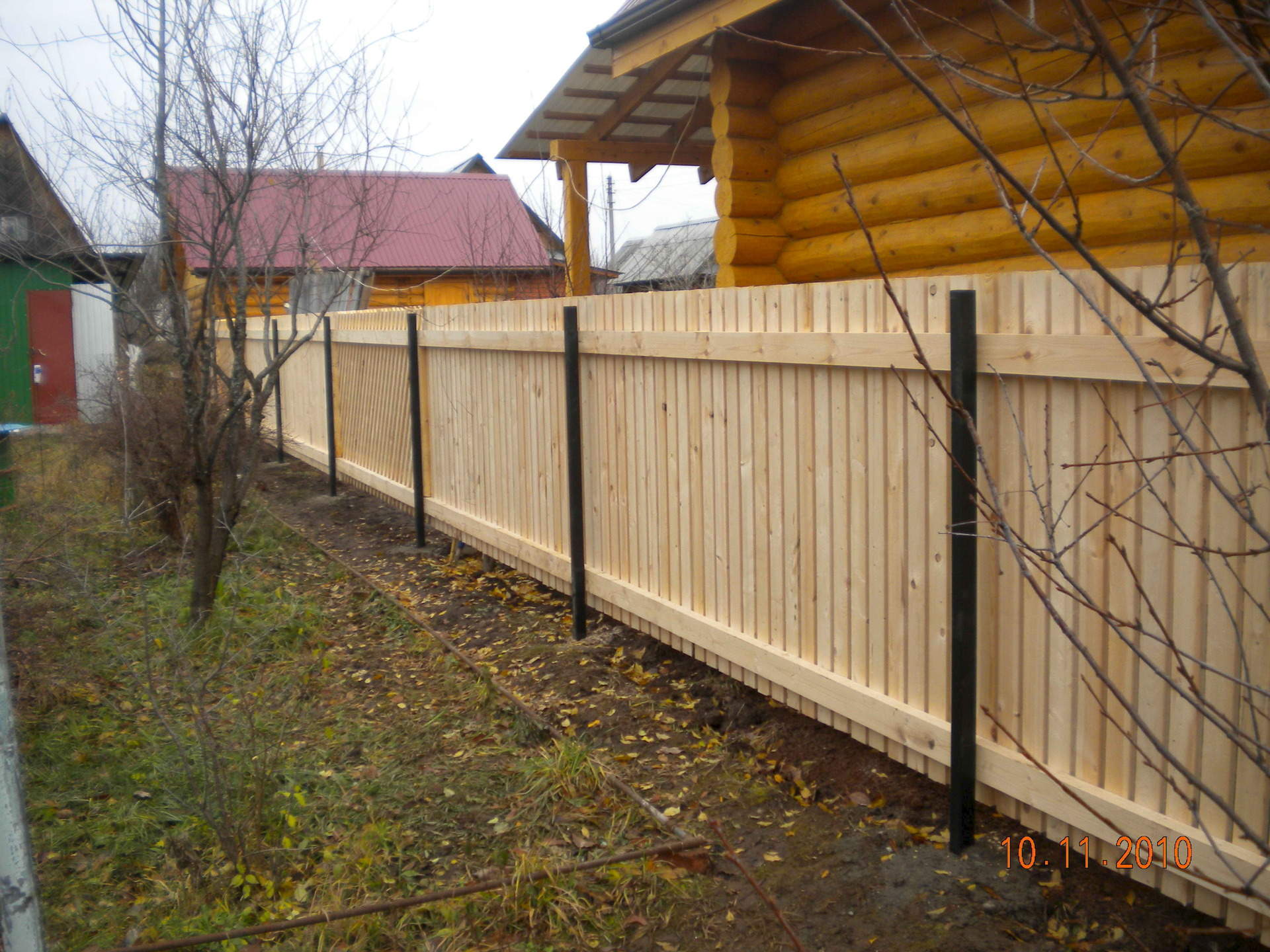 Забор на соседском участке. Забор между участками. Забор между соседями. Деревянный забор между соседями. Забор между дачными участками.