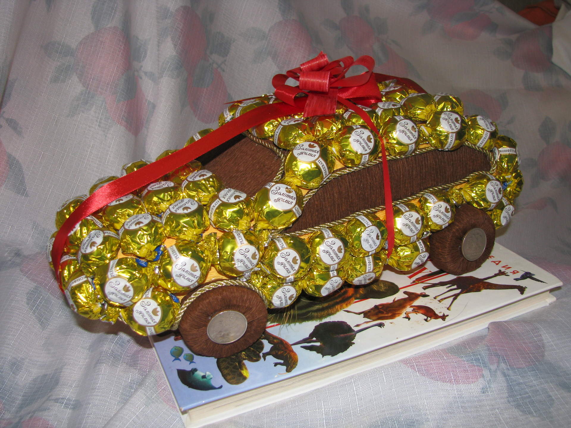 Подарок собранный своими руками. Машинка из конфет. Подарок из конфет. Поделки из конфет своими руками. Машина из конфет на подарок.