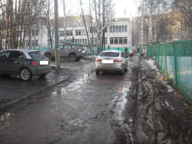 640 x 480 08.04.2015 Т.Барамзиной, у Школы N16 наезд на ребёнка и бабушку