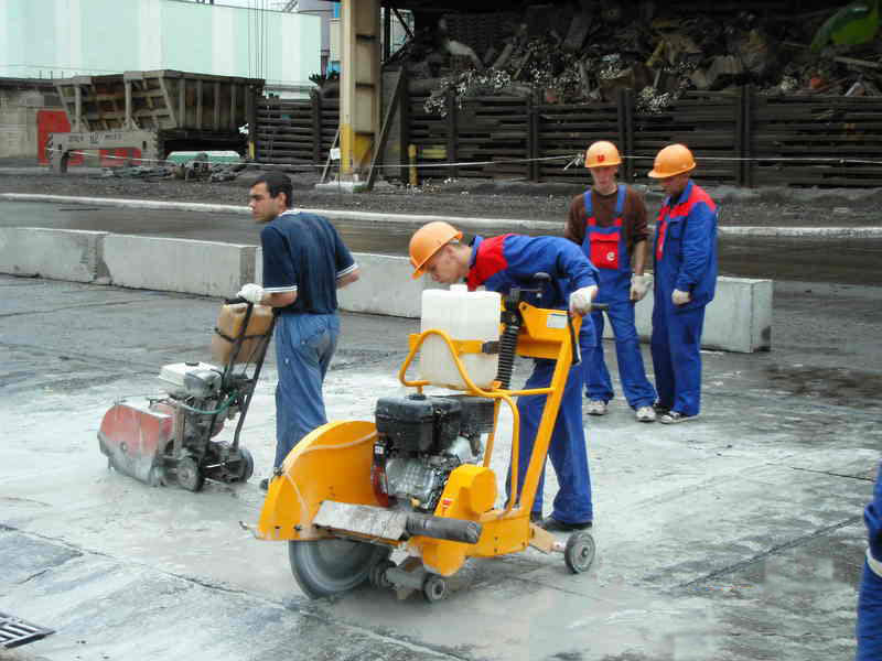 Резка асфальта. Нарезка швов в бетоне. Нарезка швов в бетоне. Деформационный шов в полусухой стяжке. Нарезка швов в полу.