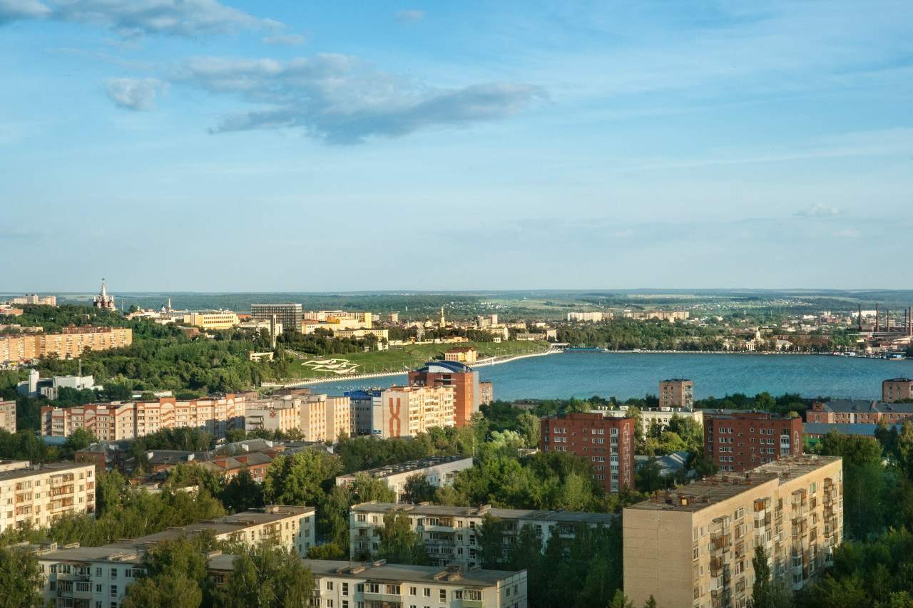 Панорама ижевск. Ижевск панорама. Панорама набережной Ижевска. Панорама площади Ижевск. Закат Ижевск панорама.