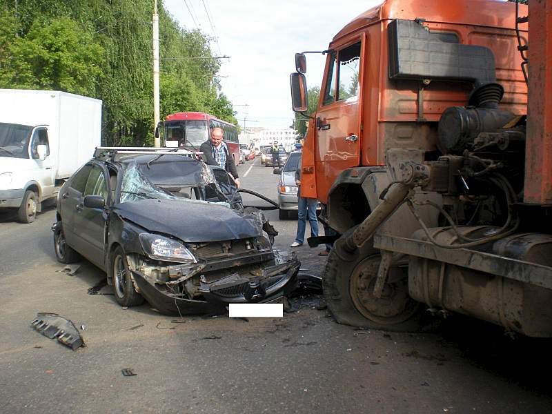 1600 X 1200 403.2 Kb 11.06.2015 ДТП на ул. Орджоникидзе у Нефтемаша, 5 авто