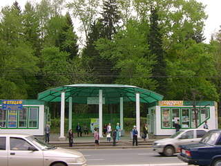 320 x 240 В городе исчезло много крытых остановок со скамейками.