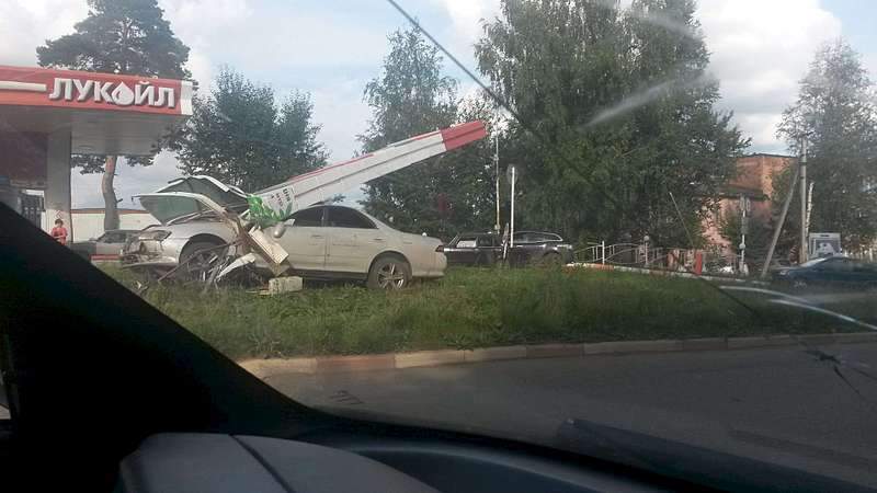 1920 X 1080 154.6 Kb 09.08.2015 ДТП в Воткинске, водила на Toyota Mark 2 добился падения цен на Лукойле