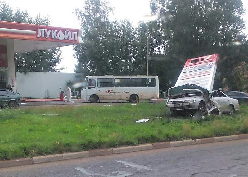 864 X 615 123.2 Kb 09.08.2015 ДТП в Воткинске, водила на Toyota Mark 2 добился падения цен на Лукойле