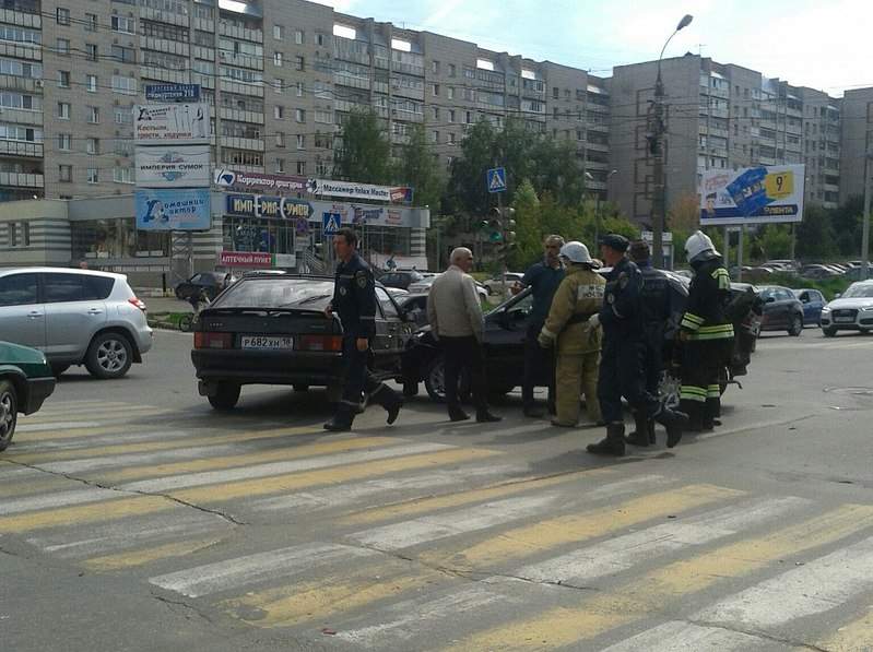 1536 X 1148 345.8 Kb 1952 X 1168 361.7 Kb 14.08.2015 видео ДТП на Удмуртская - Краева, 3 авто
