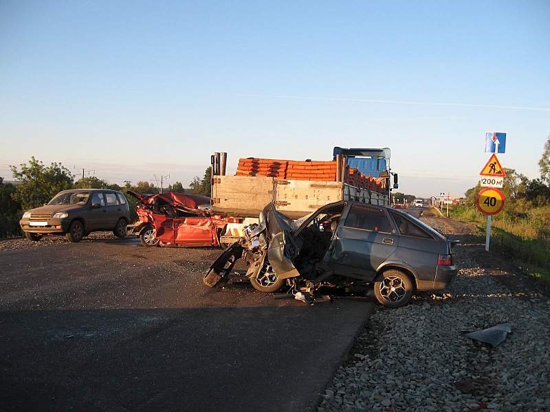 1600 X 1200 364.4 Kb 1600 X 1200 361.8 Kb 22.08.2015 ДТП на Можгинском тракте ВАЗ-2112 vs. Ford Focus vs. полуприцеп с кирпичам