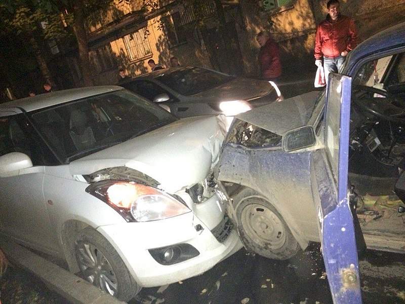 960 X 720 160.4 Kb 04.09.2015 ДТП на ул. Буммашевская, 86, пьяный на семерке протаранил 4 авто