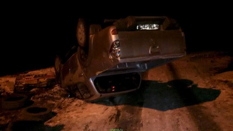 1280 X 720 94.9 Kb 25.10.2015 ДТП в Сарапуле на ул. Герцена, пьяница опрокинул митсубиси и задел ниву.