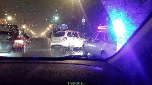 600 x 337 23.11.2015 ночное ДТП на Удмуртская и Лихвинцева, пьяный на калине влетел в светофор.