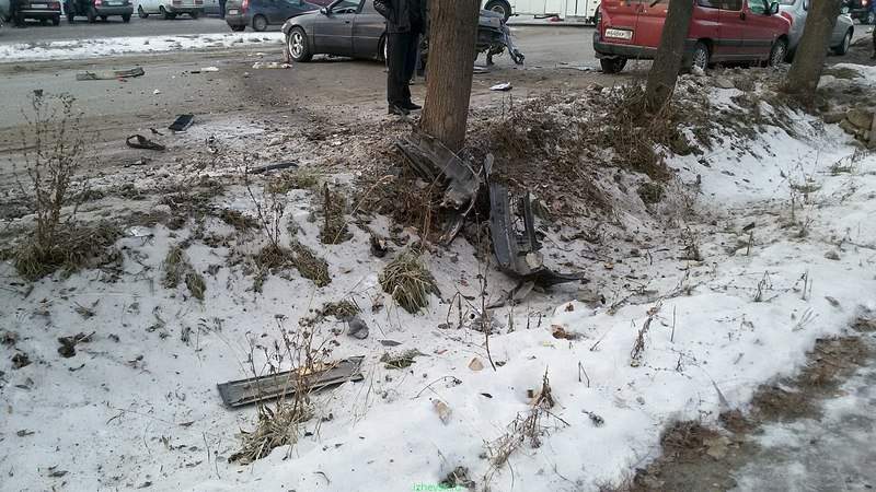 1280 X 720 284.8 Kb 1280 X 720 186.8 Kb 26.11.2015 ДТП в Сарапуле. Лексус влетел в дерево.